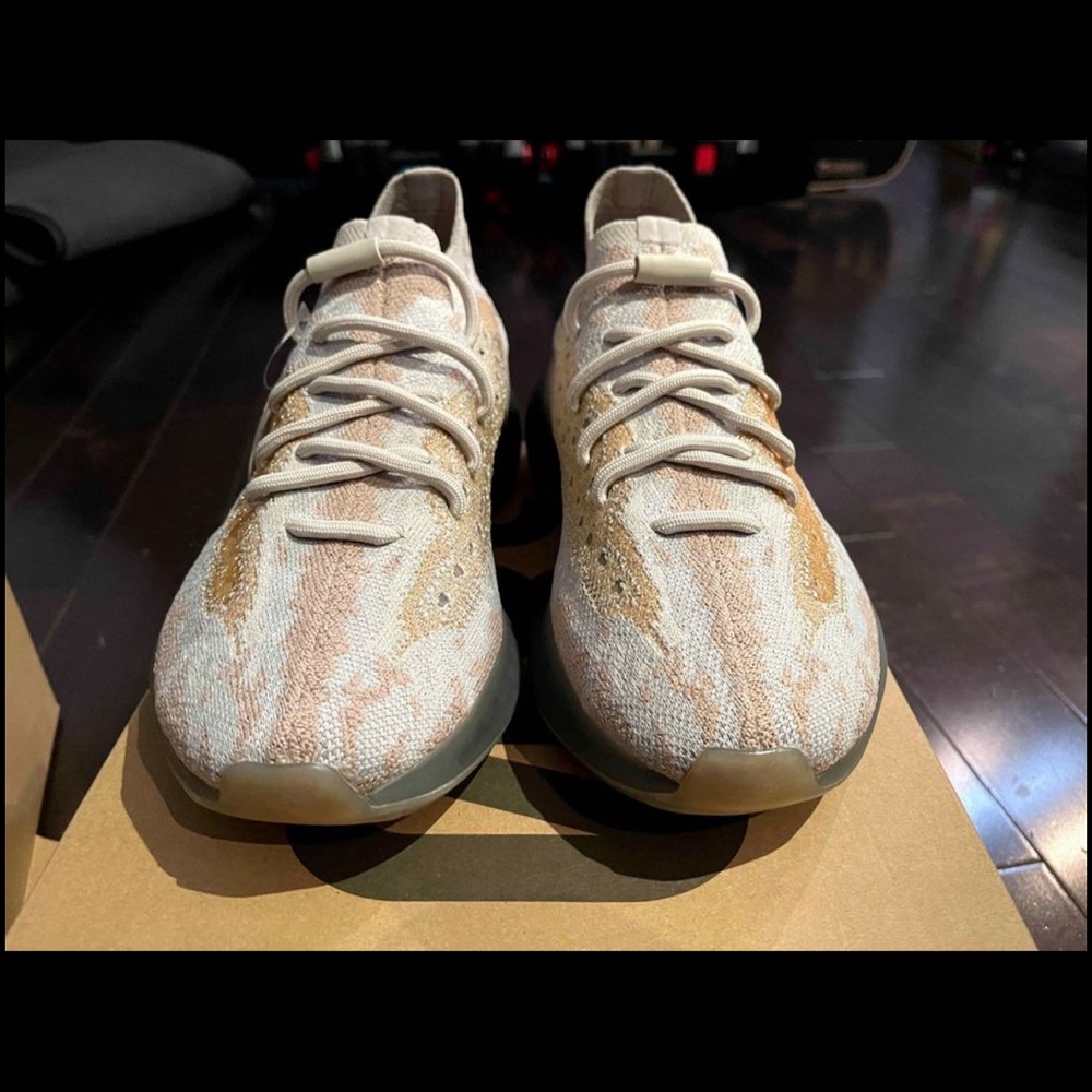 Yeezy 380 - Picture 4 of 5